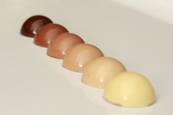 Färben von Nusspralinen